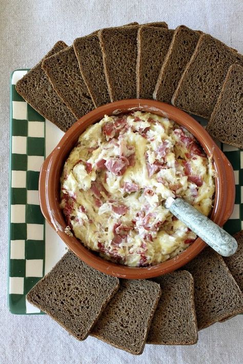 Hot Rueben Dip served with Rye bread Rueben Dip, Hot Reuben Dip, Reuben Dip Recipe, Reuben Dip, Creamy Dip, Recipe Girl, Snack Dip, Baileys Irish Cream, Asiago