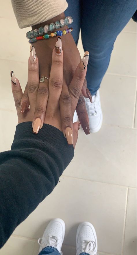 Brown Outline Nails, Nail Brown Design, Tabitha Brown Nails, Nails Outline, Shades Of Brown Nails, Trendy Brown Nails, Brown And White Nails, Nail Design Brown, Outline Nails