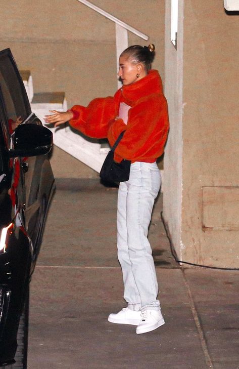 Hailey Bieber Casual Outfits Winter, Hailey Beiber Jeans Outfits, Hailey Bieber 2022 Style, Hailey Bieber 2023 Style, Hailey Beiber Winter Style, Hailey Winter Outfits, Hailey Bieber Jeans Outfit, Hailey Baldwin Style Winter, Hailey Bieber Winter Style