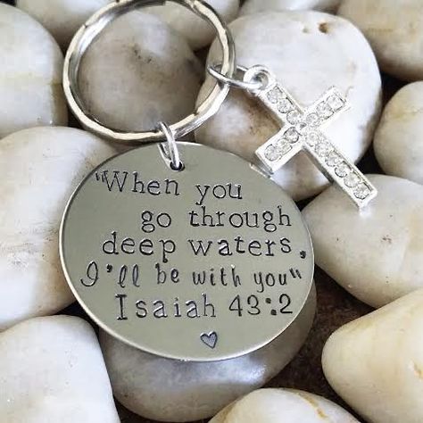 Bible Verse Hand Stamped Key Chain  Made by:  KK&Whimsy www.facebook.com/kkwhimsy www.etsy.com/shop/KKandWhimsy Christian Business Ideas, Bible Verse Keychain, Jesus Inspiration, Christian Gift Shop, Prayer Chain, Isaiah 43 2, Easy Crafts To Sell, Scripture Decor, Scripture Gift