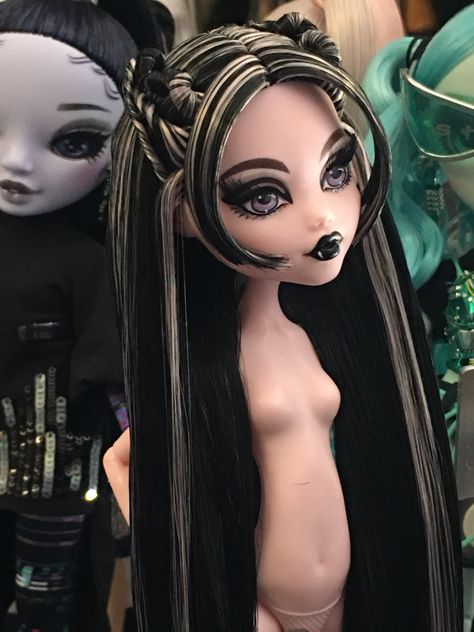 Doll Hairstyles Monster High, Monster High Vampire, Monster High Hair, Doll Customs, Arte Monster High, Monster High Pictures, Moster High, High Hair, Vampire Queen