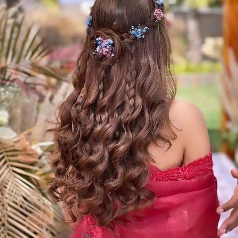 Open Hairstyles For Haldi Ceremony, Reception Gown Hairstyle, Latest Hairstyles With Lehnga Short Hair, Mayoun Hairstyles, Hairstyles For Haldi Ceremony, Hairstyles For Sangeet Function, Hairstyles With Lehnga, Hairstyle For Haldi Function, Latest Hairstyles With Lehnga