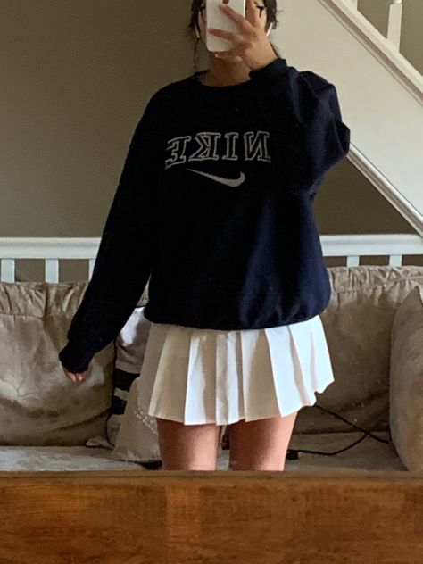 White Tennis Skirt Outfit, White Pleated Tennis Skirt, Tennis Skirt Outfit, White Tennis Skirt, Skirt Looks, Sock Outfits, Pleated Tennis Skirt, Nike Socks, Nike Sweatshirt