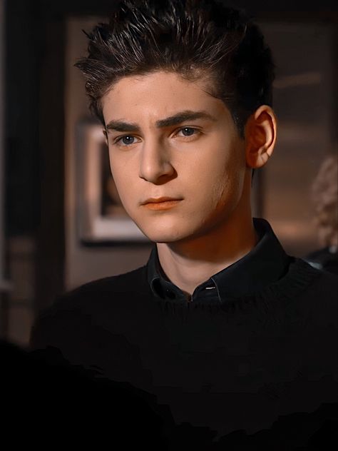 Damian Wayne Face Claim, Gotham Bruce And Selina, Gotham Bruce, David Mazouz, Liverpool Football Club Wallpapers, Gotham Characters, Bruce And Selina, Gotham Tv Series, Ben Mckenzie