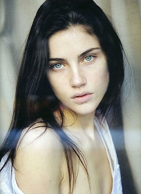 Evelyn Anna Speckhart, Black Hair Green Eyes, Hair Pale Skin, Female Character Inspiration, Long Black Hair, Pale Skin, 영감을 주는 캐릭터, Brunette Hair, Green Hair