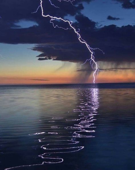 Lightning reflecting on the water 💙  #lightning #reflection #water #ocean #sea #light #lightningreflectingonthewater #photo #fifthridge #usman Cer Nocturn, Matka Natura, Lightning Storm, Wallpaper Tumblr, Lukisan Cat Air, Lightning Mcqueen, Natural Phenomena, Alam Yang Indah, Lightning Bolt