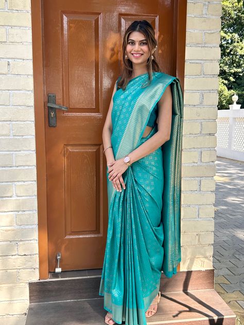 Turquoise silk blend saree for South Indian Wedding. Pair it with a sleevless blouse, small bindi and baby pink jhumkas to xomplete the look. Indian Saree Outfit, Saree Outfit, Dress Bridesmaids, Easy Hairdos, South Indian Wedding, Indian Saree, Stylish Sarees, Pink Saree, Pose Ideas