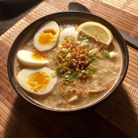 Chicken Arroz Caldo (Chicken Rice Porridge) Chicken Rice Porridge, Chicken Arroz Caldo, Filipino Soup, Caldo Recipe, Porridge Recipes, Rice Porridge, Adobo Chicken, Chicken Rice, Asian Dishes