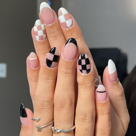 Black And White Plaid Nails, Black And White Checkered Nails, Fun Nails Designs, Nails Inspiration Black, Acrylic Nails Almond Shape, Matte Pink Nails, Checkered Nails, Western Nails, Retro Nails