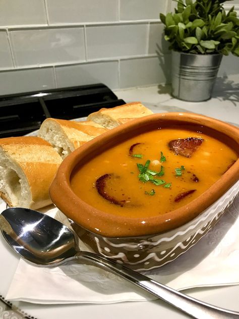 Pottery bowl of beans and smoked sausage. Traditional Albanian dish: pasul Albanian Recipes, Albanian Culture, Smoked Sausage, Pottery Bowl, Pottery Bowls, Cafe Food, Traditional Food, Thai Red Curry, Food And Drink