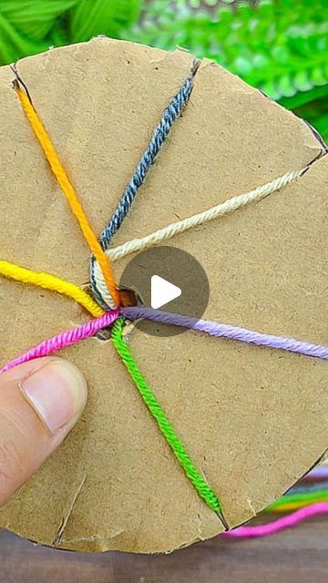 Yarn And Cardboard Craft, Cardboard Yarn Crafts, Yarn Cardboard Craft, Yarn Bookmarks Diy Easy, Craft Ideas Bracelets, Cardboard And Yarn Crafts, Outside Craft Ideas, Yarn Kids Crafts, Crafts With Yarn For Kids