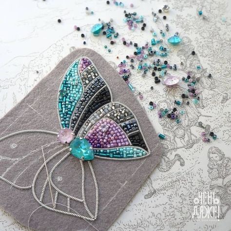 Diy Bead Embroidery, Motifs Perler, Bead Embroidery Tutorial, Brooch Diy, Bead Embroidery Patterns, Beaded Jewelry Tutorials, Bead Embroidery Jewelry, Handwork Embroidery Design, Handmade Beaded Jewelry