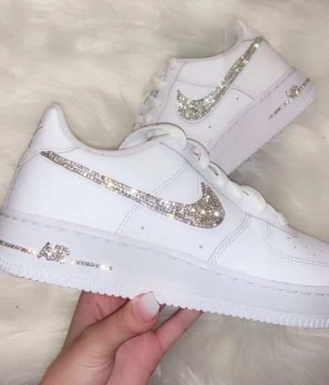 Skor Sneakers Nike, Παπούτσια Nike Free, Bedazzled Shoes, Boty Nike, Skor Sneakers, Custom Shoes Diy, White Nike Shoes, Nike Shoes Girls, Nike Fashion Shoes