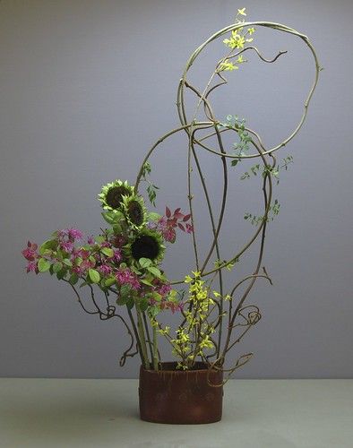 Ikebana Japanese, Ikebana Arrangement, Interesting Plants, Fairy Bedroom, Sogetsu Ikebana, Art Nouveau Flowers, Ikebana Arrangements, Japanese Flower, Human Touch