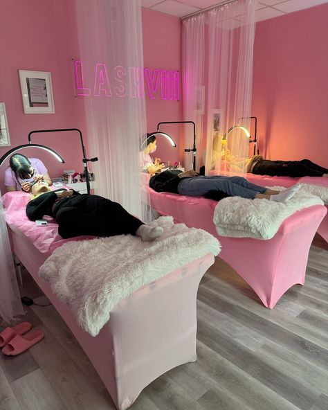 Lashes Salon Ideas, Lash Set Up, Lash Tech Room Ideas, Lash Rooms, Beauty Salon Ideas, Room Set Up Ideas, Lash Extension Salon, Beauty Bar Salon Ideas, Salon Room Ideas