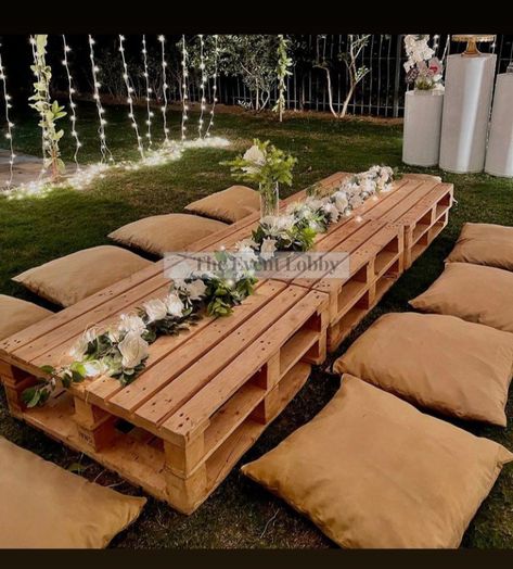 Pallets Table Outdoor Party, Palette Table Outdoor Party, Pallet Table Outdoor Party, Simple Wedding Ideas Outdoor, Pallet Picnic Party, Thanksgiving Dinner Aesthetic, Bohemian Themed Party, Friendsgiving Theme Ideas, Simple Thanksgiving Dinner