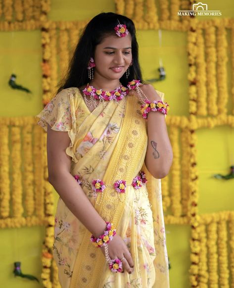 Haldhi Sarees, Haldi Blouse Design For Bride, Simple Haldi Ceremony Outfit For Bride, Haldi Ceremony Outfit For Bride Indian, Haldi Ceremony Saree, Haldi Shoot Poses, Haldi Girl, Haldi Stills, Haldi Ceremony Outfit For Bride