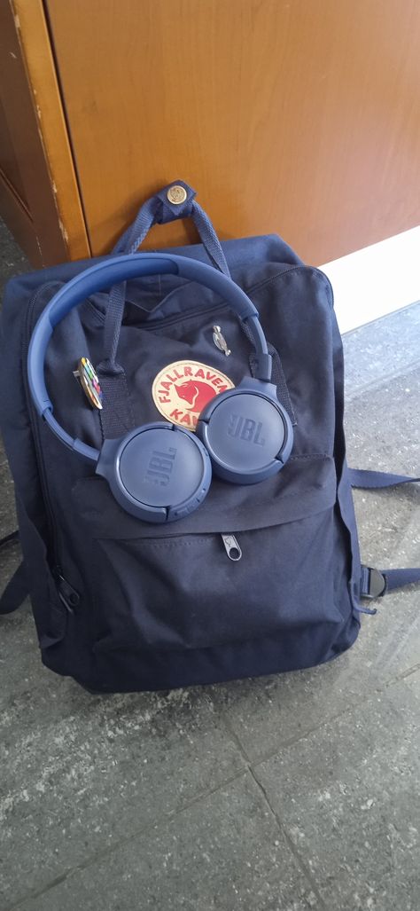 Kanken Backpack Aesthetic, Kanken Aesthetic, Drawing Male Anatomy, Drawing Male, Backpack Fjallraven, Study Vibes, Aesthetic Backpack, Purse Essentials, Royal Aesthetic