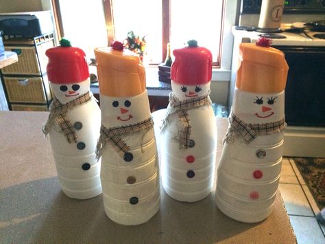 Snowman Coffee Creamer Bottles, Coffee Creamer Snowman, Creamer Bottle Snowman, Coffee Creamer Bottle Crafts Christmas, Coffee Creamer Crafts, Oatmeal Container Crafts, Coffee Creamer Bottle Crafts, Coffee Creamer Bottles, Coffee Creamer Container