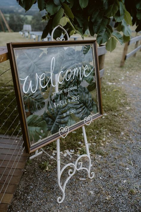 Wedding Signs Vintage, Pretty Wedding Centerpieces, Barn Wedding Centerpieces, Edible Centerpieces, Picture Frame Table, Yarra Valley Wedding, Fall Wedding Ceremony, Vintage Wedding Signs, Wedding Color Pallet