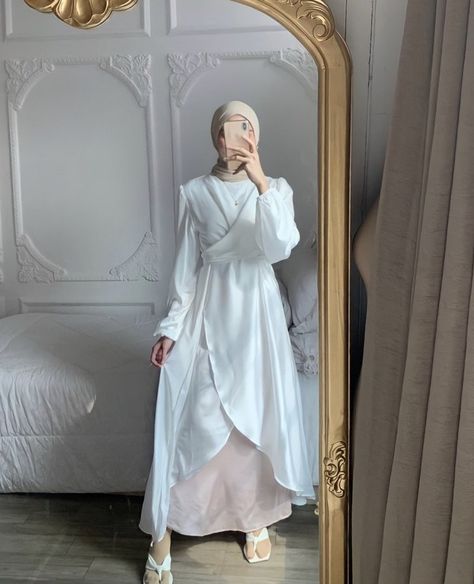 Tunik Hijab Style, Malaysian Fashion, Hijabi Ootd, Elena Dress, Womens Tunic Dress, Hijabi Fits, Dress Graduation, Muslim Girl, Hijabi Fashion Casual