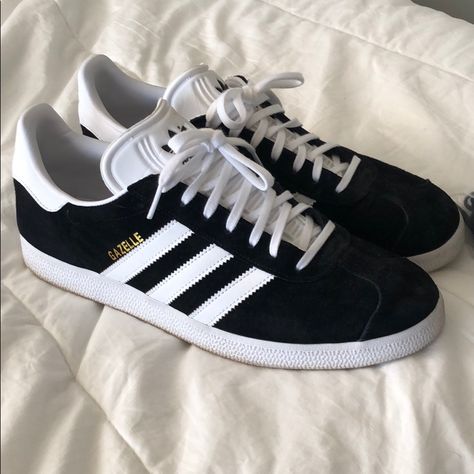 Adidas Gazelle Black Women Outfit, All Adidas Shoes, Cute Black Sneakers For Women, Gazelle Adidas Outfit Black, Adidas Gazelle Black Outfit, Black Gazelle Outfit, Gazelle Adidas Shoes, Black Adidas Gazelle Outfit, Black Gazelle Adidas Outfit