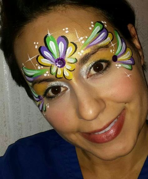 We could have face painting! That is a part of a traditional mardi gras célébration. Mardi Gras Makeup, Mardi Gras Crafts, Mardi Gra, Glow Paint, Halloween Makeup Pretty, Face Painting Easy, Face Paint Makeup, Kids Face Paint, Mardi Gras Decorations