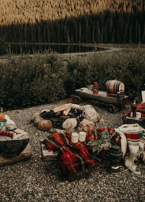 Camp Theme Wedding, Holiday Photoshoot Ideas, Christmas Mini Shoot, Camp Theme, Mini Photo Sessions, Holiday Mini Session, Holiday Photoshoot, Bohemian Inspiration, House Cake