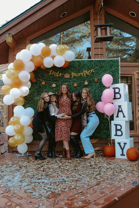 Gender Reveal Fall Decorations, Hay Bale Gender Reveal, How To Do A Pumpkin Gender Reveal, Pumpkin Gender Reveal Balloon Arch, Fall Gender Reveal Ideas Pumpkins, Pumpkin Gender Reveal, Twin Gender Reveal, Gender Reveal Decorations, Baby Shower Pumpkin