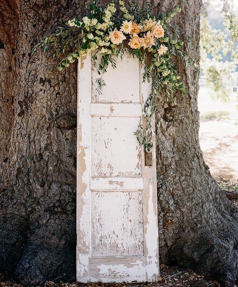 Antique Door Backdrop, Doors Wedding Backdrop, Country Ceremony, Pallet Backdrop, Door Backdrops, Rustic Wedding Backdrops, Wedding Doors, Vintage Doors, Rustic Doors