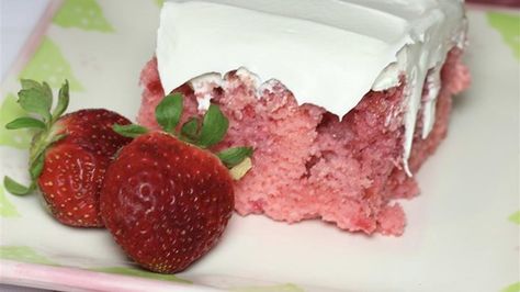 Strawberry poke cake with sweetened condensed milk, strawberries, and whipped topping is a sweet treat for any occasion. Strawberry Cake Mix Recipes, Strawberry Chocolate Chip Cookies, Strawberry Cake Mix Cookies, Cake Mix Brownies, Strawberry Poke Cakes, Condensed Milk Cake, Recipes Using Cake Mix, Dessert Cakes, Strawberry Delight