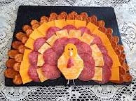 Turkey Cheese Tray, Thanksgiving Turkey Treats, Fruit Kabob, Plateau Charcuterie, Turkey Treats, Thanksgiving Snacks, Thanksgiving Dinner Recipes, Turkey Cheese, Thanksgiving Decorations Diy