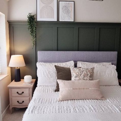 Green Bedroom Decoration, Bedroom Dark Panelling, Dark Green Bottom Half Wall, Olive Green And Black Bedroom Ideas, Dark Olive Bedroom Ideas, Dark Green Wall Panelling, Colourful Master Bedrooms Decor, Green Panelled Bedroom, Dark Green Panelling Bedroom