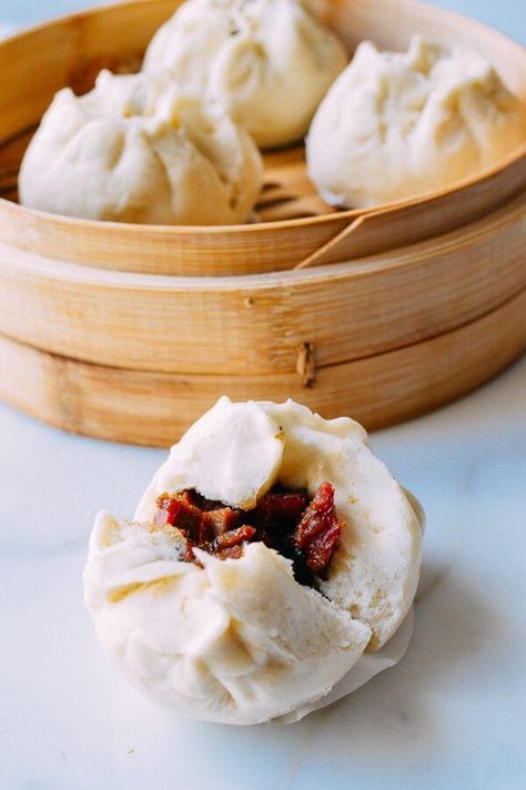 Bbq Pork Buns Recipe, Char Siu Bao Recipe, Bbq Pork Buns, Bao Recipe, Pork Apple, Steam Buns Recipe, Chinese Roast Pork, Char Siu Bao, Siu Bao