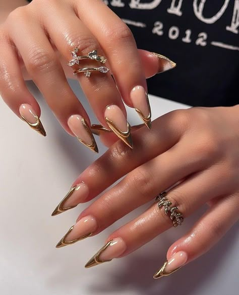 Stiletto Nails Autumn, Gold Stiletto Nails Designs, Nail Ideas For Dark Skin, Gold Almond Nails, Ultra Aesthetic, Gold Stiletto Nails, Gold Nail Designs, Wow Nails, Sassy Nails