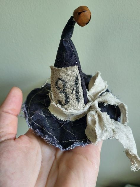 Diy Ghost Figurine, Halloween Decor To Sell, Primitive Ghost Diy, Primitive Halloween Patterns, Vintage Halloween Diy, Small Witch Hat, Primitive Halloween Crafts, Halloween Primitives, Vintage Halloween Crafts