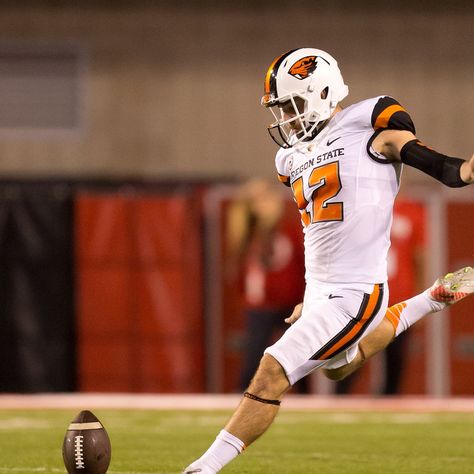 Oregon State Kicker Rocks One Sweet Beard Football Kicker, Osu Football, Oregon State Beavers, Zoella, Book Aesthetics, Oregon State, Art Class, College Football, Football Helmets