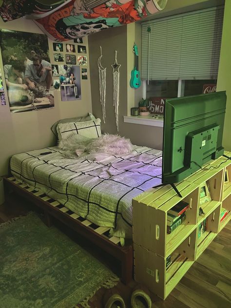 Edgy Room Aesthetics, Skater Dorm Room, Weird Bedroom Aesthetic, Maximalist Teen Bedroom, Collage Dorm Aesthetic, Indie College Dorm, Alt Bedroom Aesthetic, Edgy Teen Room, Tomboy Aesthetic Room