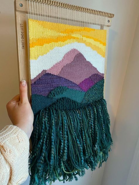 Tapistery Tapestries Design, Loom Art Weaving, Mountain Weaving, Weaving Projects Ideas, Tapestry Weaving Ideas, Woven Tapestry Art, Loom Tapestry, Tapestry Crafts, فن النسيج