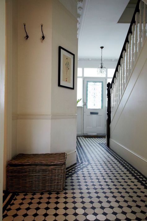 Small checkered tile floor foyer design Mudroom Tile, Lambriseringen Gang, Hall Tiles, Entryway Tile, Entry Tile, Foyer Flooring, Entryway Flooring, Hall Flooring, Tiled Hallway