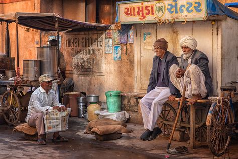 India - Gujarat Human Figure Composition, Village Life Composition, Indian Human Figure Photography, Indian Daily Life Photography, Composition Practice, India Local Photography, Figure Composition, India People Street, Aesthetic Reference