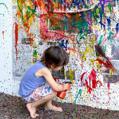 spray bottle painting for kids fine motor skills Messy Day Activities For Kids, Teaching Colors To Toddlers, Teaching Toddlers Colors, Preschool Insects Activities, Process Art For Kids, School Bus Crafts, Winter Science Experiments, Insects Preschool, Hand Muscles