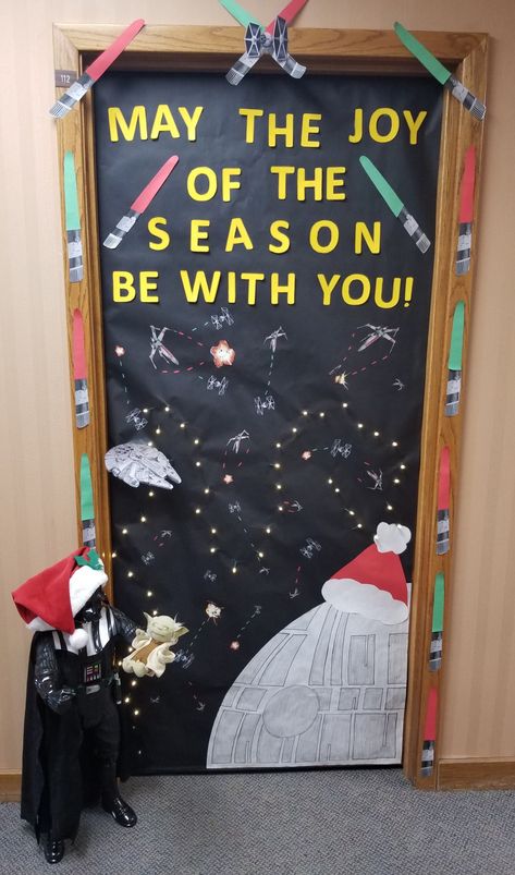 Representing Star Wars fans everywhere with this Star Wars themed Christmas door. Star Wars Classroom Door, Star Wars Christmas Decorations, Holiday Classroom Doors, Star Wars Wall Decor, Dorm Door Decorations, Star Wars Classroom, Diy Christmas Door Decorations, Disney Themed Classroom, Door Decorations Classroom Christmas