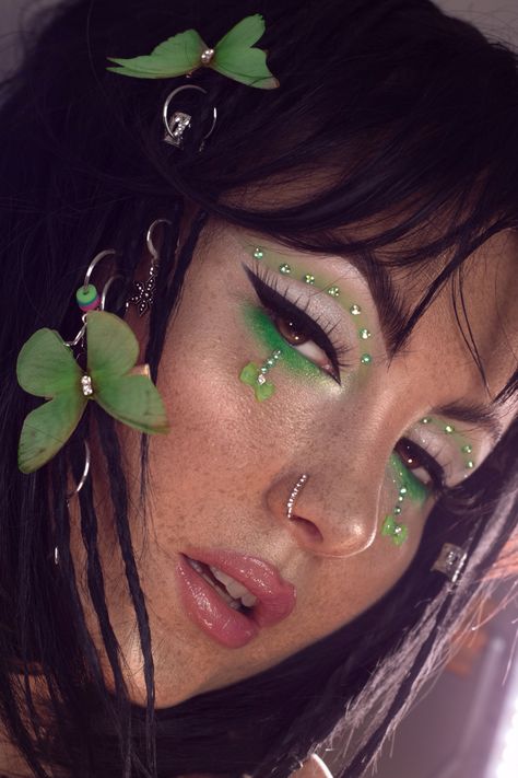 Neon green makeup Rave Green Makeup, Emerald Green Rave Outfit, Green Rave Outfit Ideas, Neon Green Festival Outfit, Rave Makeup Neon, Forest Fairy Makeup Ideas, Festival Makeup Green, Birthday Rave Outfit, Neon Rave Makeup