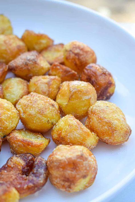 Classic British Roasties - The Jam Jar Kitchen British Roasties, Christmas Meat, Great British Food, Welsh Recipes, British Cooking, British Dishes, Jar Kitchen, Wine Dinner, Whole30 Recipes