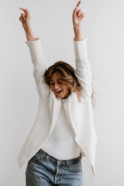 Photo of a woman in a white blazer and blue jeans smiling with her hands over her head. Personal Brand Photoshoot, Brand Photography Inspiration, Business Photoshoot, Brand Photoshoot, Branding Photoshoot Inspiration, Photoshoot Studio, Personal Branding Photoshoot, Brand Photographer, Studio Photoshoot