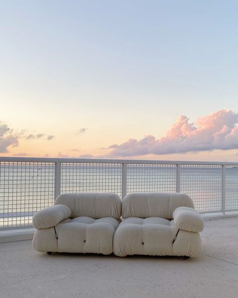 gabriellakhalil sur Twitter : "Bellini at Sunset https://t.co/jLgQOIwgNy" / Twitter White Couches, Interiors Dream, White Sofas, Dream Apartment, House Room, Bellini, Interior Inspo, Outdoor Sectional Sofa, 인테리어 디자인