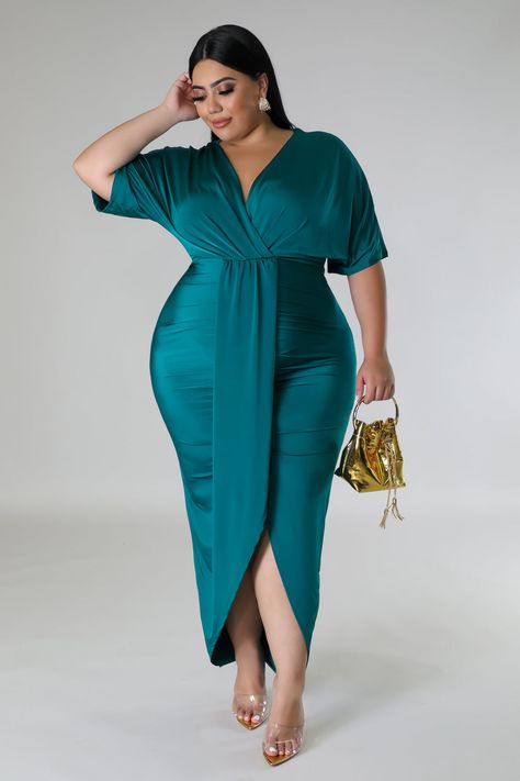 Plus Dress GitiOnline – Page 2 Gala Dresses Classy, Graduation Outfit Ideas Plus Size, Plus Size Gala Dress, Winter Wedding Guest Dress, Plus Dress, Best African Dresses, Short Dress Styles, Dress Collar, Evening Dresses For Weddings