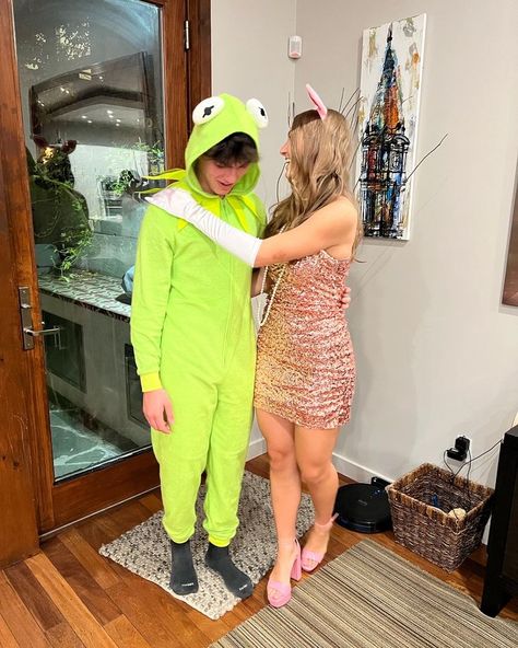 Miss Piggy Halloween Costume, Kermit Costume, Miss Piggy Costume, Miss Piggy And Kermit, Couple Halloween Costume, Kermit And Miss Piggy, Miss Piggy, Halloween Costume Outfits, Up Costumes