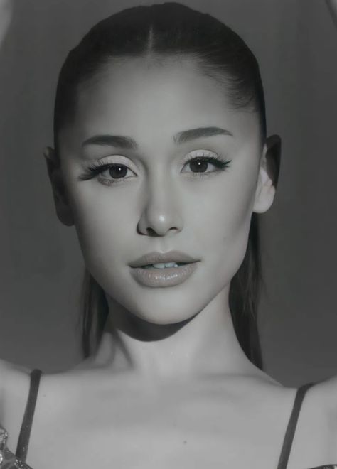 Ariana Grande Drawings, R E M Beauty, Most Paused Movie Scenes, Ariana Grande Photoshoot, Ariana Grande Photos, Ariana Grande Pictures, Ariana G, M Beauty, Dangerous Woman